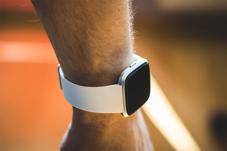 Fitbit Versa smartwatch comme cadeau saint-valentin pour homme
